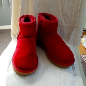 Cranberry UGGS MINI II Ankle boot Size 8